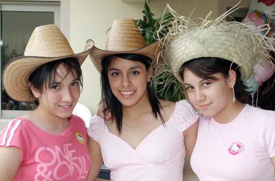 Mónica Alba, Krissya Murra y Beatriz Huitrado.