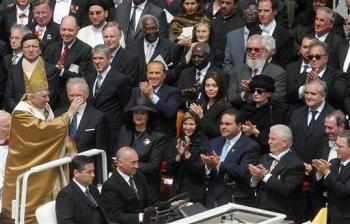 El Papa Benedicto XVI recorrió  en un vehículo abierto la plaza de San Pedro, tras la ceremonia de inicio de Pontificado y luego recibió a las delegaciones oficiales de 141 países al interior de la basílica vaticana.