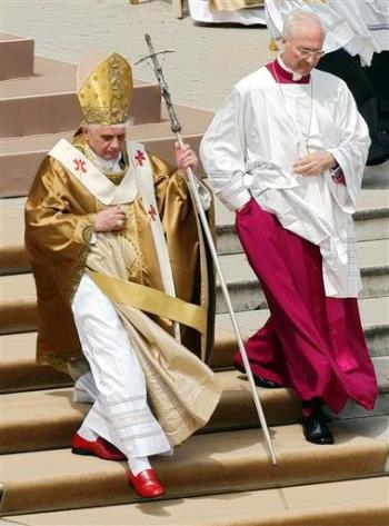 El Papa se trasladó al Altar de la Confesión en el interior de la Basílica, desde donde comenzó la procesión al exterior para la celebración de la misa de investidura.