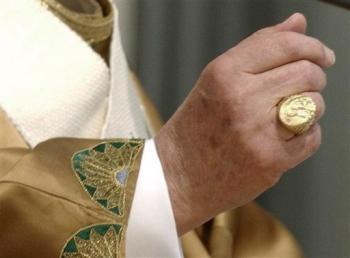 El palio le fue entregado por el protodiácono, cardenal Jorge Medina Estévez, y el anillo por el decano del colegio cardenalicio, Ángelo Sodano.