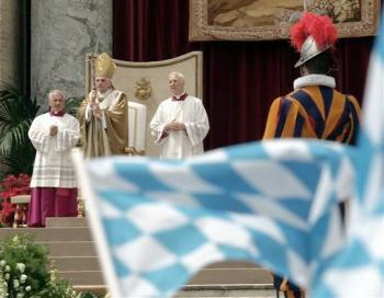 La larga ceremonia, celebrada en el sagrario de la Basílica de San Pedro, duró dos horas y 40 minutos.