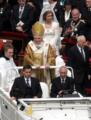 Entre los primeros en saludar al Papa estuvieron los reyes españoles, Juan Carlos I y Sofía; ella vestida de blanco, privilegio concedido a las reinas católicas. También de blanco vistió la gran duquesa de Luxemburgo, María Teresa, junto al gran Duque Henri.
