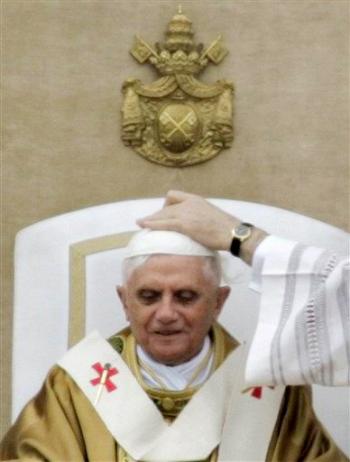 Antes de pronunciar la homilía, Benedicto XVI recibió los símbolos de asunción del ministerio “petrino”: el palio o estola de lana con cinco cruces rojas bordadas, y el anillo del pescador.