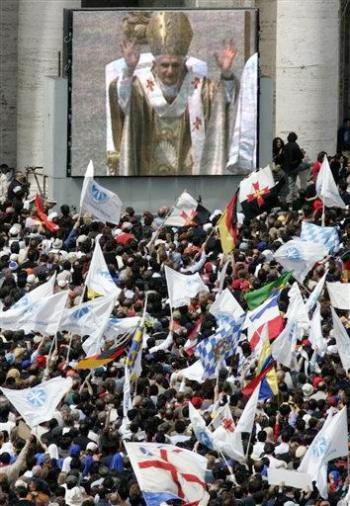 “En realidad, el simbolismo del palio es más concreto aún: la lana de cordero representa a la oveja perdida, enferma o débil, que el pastor lleva a cuestas para conducirla a las aguas de la vida”.