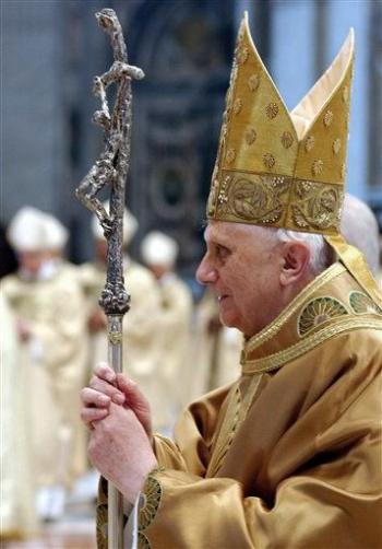 El Papa Benedicto XVI recibió  el palio y el anillo del pescador, símbolos del Pontificado, durante la solemne misa de su investidura, en la que reconoció ser un “débil siervo de Dios” ante una “tarea inaudita”.