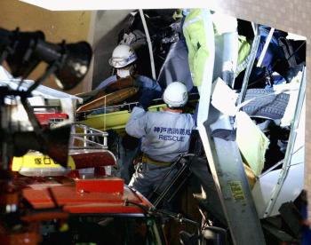 Pese a todo, los responsables de JR West no descartaron que en el accidente se conjugaran otras circunstancias, al descubrirse en las vías, a 60 metros del lugar del descarrilamiento, las marcas de fricción producidas cuando las ruedas arrollan un objeto sólido, del tipo de una piedra, por ejemplo.