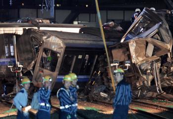 Centenares de bomberos, militares y policías se preparaban para alargar a la luz de potentes focos la búsqueda de supervivientes de la mayor tragedia ferroviaria de Japón en 42 años.