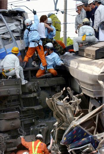 Las circunstancias del suceso son aún confusas, aunque los expertos parecen decantarse por un exceso de velocidad del convoy al tomar la curva de Amagasaki, motivado por un posible fallo humano del conductor del tren, un joven de 23 años.