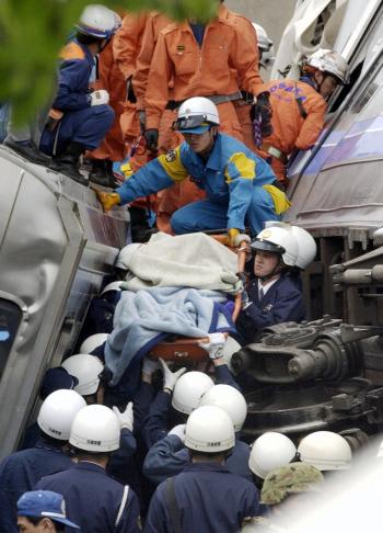 Muchos años antes, en noviembre de 1963, se había producido el peor accidente de tren de la historia de Japón, cuando 161 personas murieron al chocar tres convoyes en Tsurumi, cerca de Tokio.
