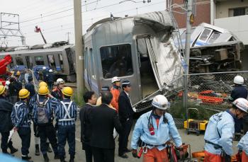 Los equipos de rescate lograron localizar a cuatro personas aún con vida (dos hombres y dos mujeres a quienes se suministró agua), atrapadas en el montón de chatarra en que quedaron convertidos los dos vagones de tren “incrustados” en un edificio de ocho plantas al descarrilar el convoy.