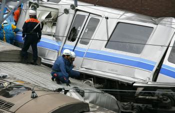 Los bomberos de Hyogo, suroeste de Japón, trabajan contra reloj para intentar rescatar a la decena de personas aún atrapadas en el amasijo de hierros del tren que descarriló ayer, en una tragedia que ha dejado al menos 73 muertos y 441 heridos, según la agencia local Kyodo.