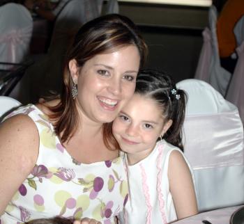 María Rosa Arenas y su hija Fernanda.