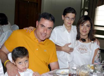 Javier Gómez y Lula Correa de Gómez, con sus hijos Javier y Joaquín.