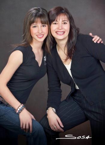 Anabel Flores de González y su hija Anabel González Flores, en una foto de estudio.