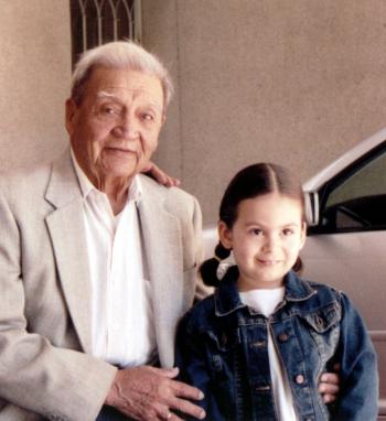Sr. Jesús Porra de la O, captado junto a su tataranieta Ana Paula Guerra López el día que celebró sus 91 años de vida.