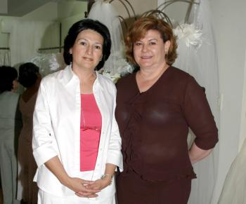 Lourdes de Treviño y Mary Carmen Díaz de Nájera en pasada inauguración.