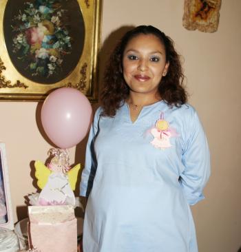 Lily Ramírz Montoya espera el n acimiento de su primer bebé y por ellop recibió numerosas felicitaciones en la primera reunión de canastilla que le ofrecieron.