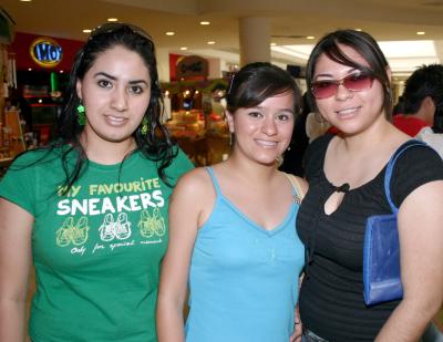 Sirus Valverde, Divannet Velázquez y Judith Urbina .