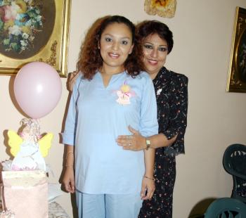 Por el cercano nacimiento de su bebé, le organizaron una fiesta de canastilla a Lily Ramírez Montoya, aquí con su mamá, Chelo Ramírez.