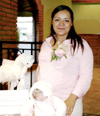 Carolina Hilario de Ortega espera el pronto nacimiento de su bebé.