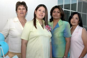 27 de abril 
Jaquie Bravo de Lozano en la fiesta que le organizaron a su mamá Lety, así como Silvia Vélez y Margara Hernández, con motivo del cercano nacimiento de su bebé.