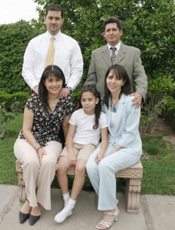 Daniela junto a sus papás Gustavo Gutiérrez y María del Refugio Kuri, así como de Carlos y Carmen Kuri .