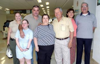 Jorge Enderi y Martha Garza viajaron a Miami y fueron despedidos por la familia Enderi.