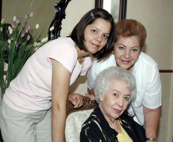 28 de abril
Tan carismática como siempre luce doña Rosy Soto de Palafox en compañía de su nieta Cecilia y su hija Lucero.