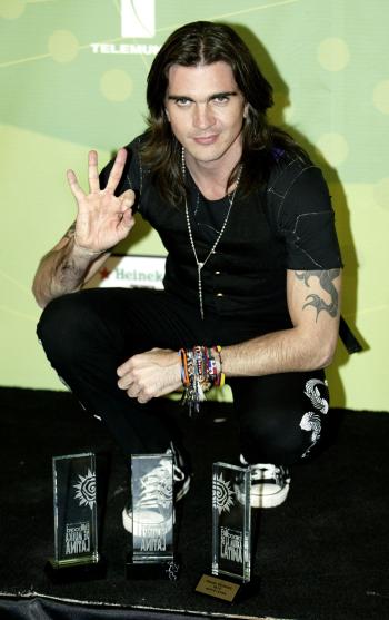 Juanes, ganador de nueve premios Grammy y una de las figuras más influyentes del mundo según la revista Time, consagró a Nada Valgo Sin tu Amor como el mejor tema latino.