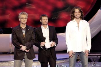 Juanes, que aparecía como candidato en cinco categorías, triunfó en los rubros Tema Latino del Año y Tema de Pop Latino con Mayor Difusión Radial de Artista Masculino con su canción Nada Valgo Sin Tu Amor; y Álbum Pop Masculino Con Mi Sangre.