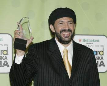 El dominicano Guerra, por su parte, logró dos premios: su álbum Para Ti sobresalió como el Mejor Tropical de Artista Masculino, y también en el rubro cristiano.

Pero además, los organizadores entregaron a Guerra el premio especial al Espíritu de la Esperanza, en reconocimiento a su labor humanitaria a través de la fundación Juan Luis Guerra y los 4.40.