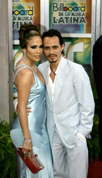 En una de las primeras filas estuvo sentada Jennifer López, con su cabello recogido y vestida con un solero blanco de breteles con strass, acompañando a su esposo Marc Anthony, ganador del Premio la Estrella.