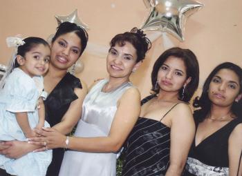 Camila, Rocío, Lily, Elvita y Gina Parrilla Santacruz.