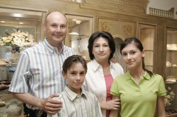 Fernando Treviño Botti y Lourdes Sepúlveda de Treviño con sus hijos Adrián y Gaby.