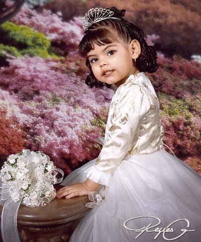 Niña Melanie Ivonne López García, en una foto de estudio cpn motivo de sus tres años.