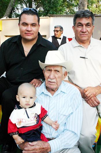 Pedro Castañeda Frayre, Juan Francisco Castañeda Carrizal, Juan Francisco Castañeda Mata y Adams Castañeda Sánchez, forman parte de cuatro generaciones.