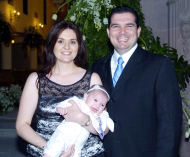 03 de mayo 
Elizabeth de Bárcena y Óscar Bárcena con su nena Daniela Bárcena