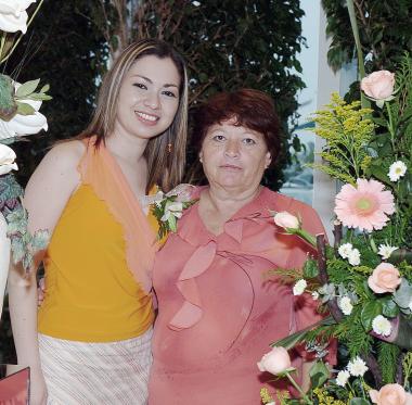 Meyssi Romero Magallanes en compañía de su mamá, Evangelina Magallanes de Romero, quien le ofreció una despedida de soltera