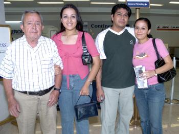 Corina y Beatriz Medina viajaron a Puerto Vallarta, los dfespidieron Francisco Medina y Antonio Ortiz.
