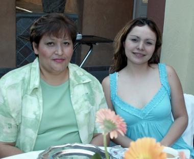 Lupita Esparza de Pámanes y Paola Rodríguez de Pámanes.