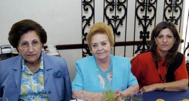 Rosa Nieves y Martha Montero y Emilia de García.