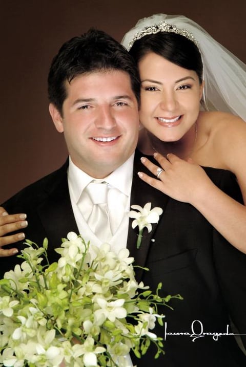 Dr. John Joseph Urzi y la L.C.P.F. Olga Irma Medina Ramírez recibieron la bendición nupcial en la parroquia de San Pedro Apóstol el sábado dos de abril de 2005.