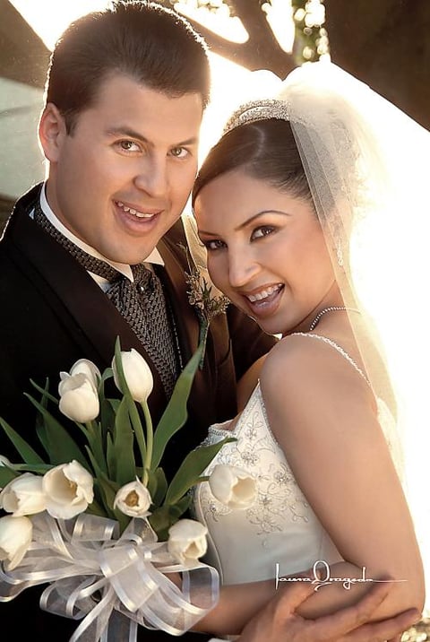 Ing. Arturo Ramón de la Rosa Álvarez y L.R.I. Liliana Ortega Ávila contrajeron matrimonio en la iglesia metodista San Pablo el 19 de marzo de 2005.