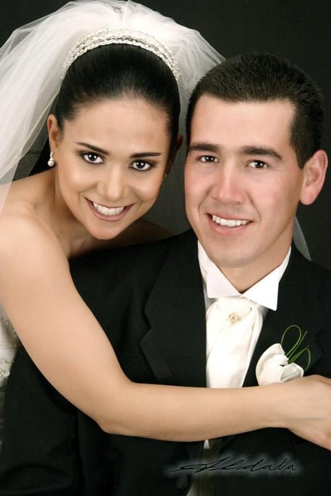 Ing. Jorge Tadeo Flores Cisneros y Lic. Charo Navarro Macías recibieron la bendición nupcial en la parroquia de la Inmaculada Concepción el dos de abril de 2005.