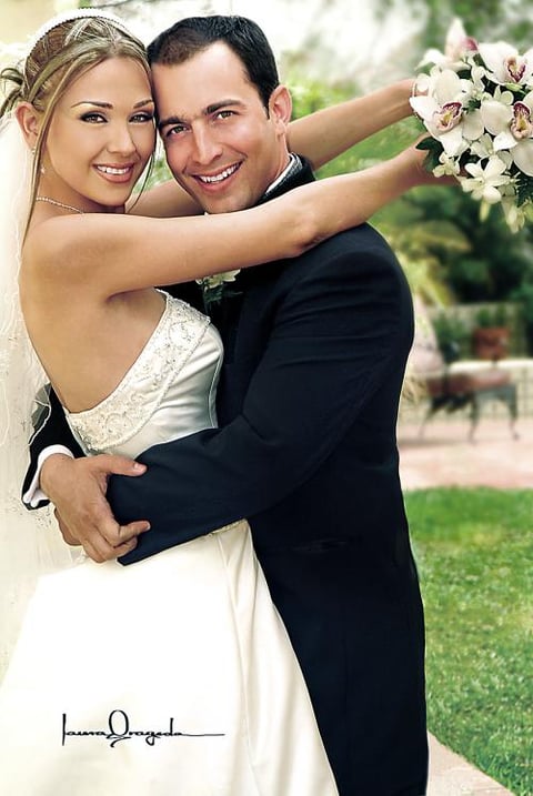 Lic. César Villalpando Cardini y L.E.M. Lorena Gutiérrez Álvarez recibieron la bendición nupcial en la parroquia de La Sagrada Familia el nueve de abril de 2005.
