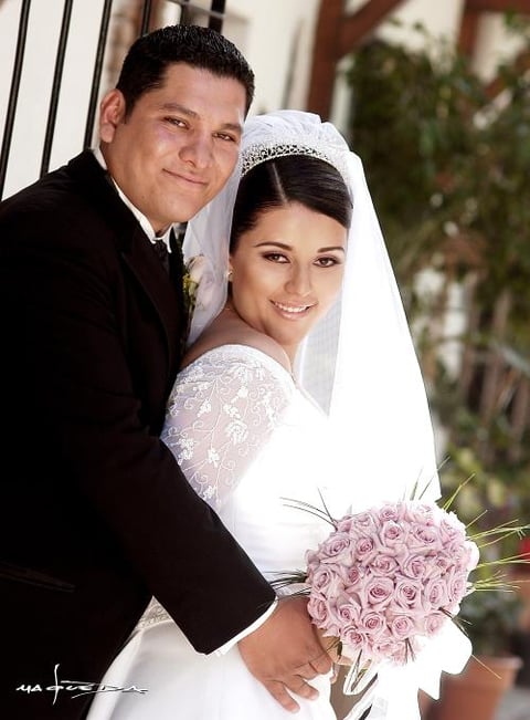 Sr. Carlos Manuel Saucedo y Srita. Rosabla Selene Díaz González contrajeron matrimonio relgioso en la parroquia de Nuestra Señora de La Virgen de Guadalupe de Gómez Palacio el 24 de abril de 2004.