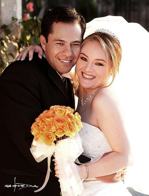 Sr. Rafael González Díaz y Srita. Jéssica Robles Aznar contrajeron matrimonio el tres de abril de 2004 en la parroquia de La Sagrada Familia Familia.