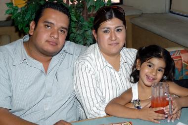Frida Macías, Juan Macías y Norma Páez.