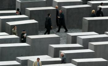 Nadie protegerá las columnas del monumento.