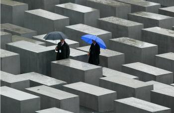 Se debe pasear por los estrechos callejones que dejan las columnas, sobre una superficie ondeada, pero el recorrido mismo tampoco tiene una senda establecida: se trata de errar por dentro del extraño paraje en la dirección que se quiera.